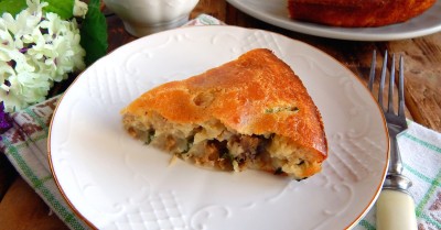 Заливной пирог с минтаем и сметаной и зеленым луком