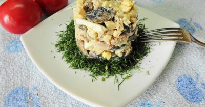Салат с твердым сыром жареными шампиньонами и яйцом