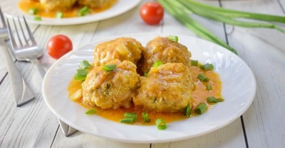 Фрикадельки с подливкой на сковороде