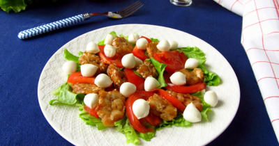 Салат с курицей помидорами и сыром