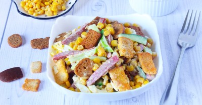 Салат с сухариками и копченой колбасой кукурузой