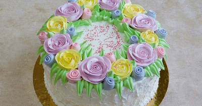 Торт с розами из крема для девочки