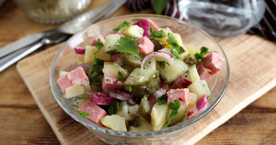 Салат колбасой, маринованным огурцом и картошкой