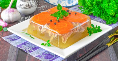 Холодец из свиных ножек в кастрюле