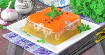 Холодец из свиных ножек в кастрюле