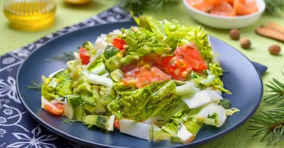 Салат с соленой семгой огурцом и помидорами