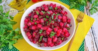 Овощной салат из свеклы и картошки