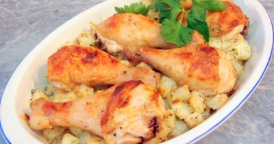 Запеченные куриные ножки с картошкой и сметаной в духовке