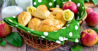 Творожные пирожки в духовке с яблоками без кефира