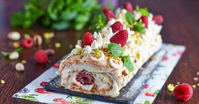 Меренговый рулет с фисташками, малиной и маскарпоне