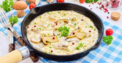 Белые грибы в сметане на сковороде