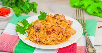 Солянка из квашеной капусты с мясом на сковороде