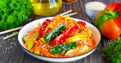 Корейский овощной салат из огурцов