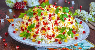 Салат с гранатом и курицей и орехами