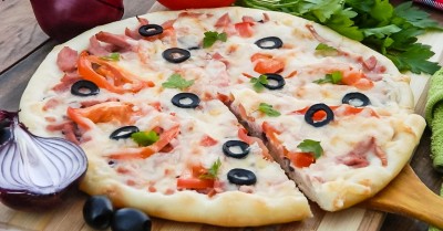 Пицца в духовке с колбасой сыром помидорами классическая