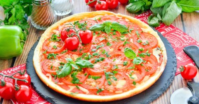 Пицца с помидорами на сковороде