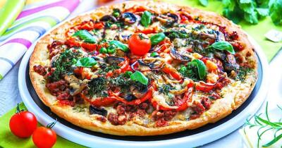 Мясная пицца с грибами помидорами и мясом на дрожжевом тесте