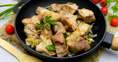 Сочное мясо свинины на сковороде с луком
