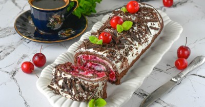 Рулет из теста с вишней