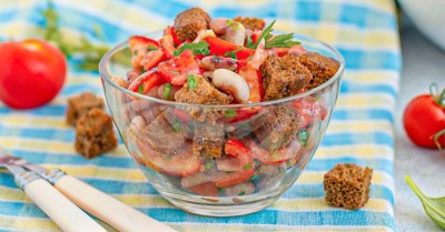 Салат с фасолью и помидорами