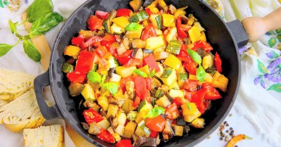 Баклажаны тушеные с овощами на сковороде