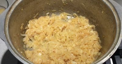 Как пожарить золотистый лук