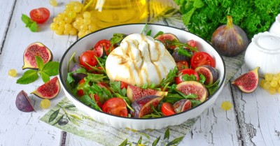 Салат с сыром буратта и помидорами