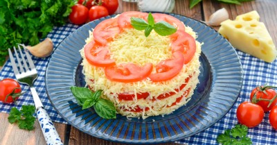 Салат слоями помидоры сыр