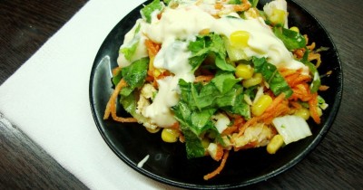 Салат с крабовыми палочками курицей и кукурузой