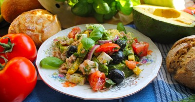 Средиземноморский салат с фетаксой