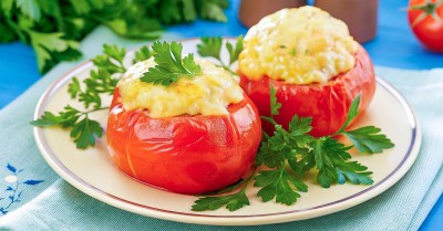 Помидоры с яйцом и сыром в духовке