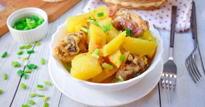 Тушеная картошка с курицей и морковью в сковороде