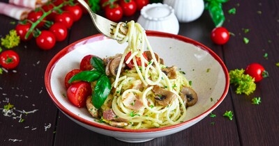 Спагетти карбонара с грибами беконом и сливками на сковороде
