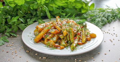 Кабачки с соевым соусом и чесноком на сковороде