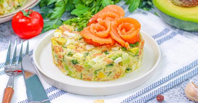 Простой легкий и быстрый салат с авокадо семгой и креветками