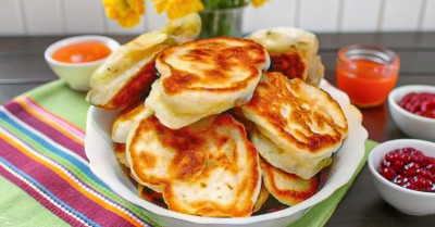 Пышные оладьи с изюмом на кефире