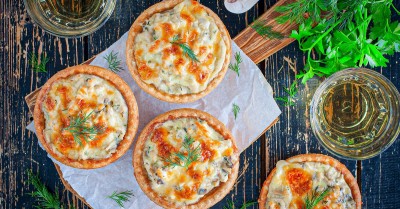 Жульен с курицей и грибами в тарталетках