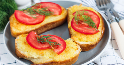 Бутерброды с картошкой и помидорами на сковороде