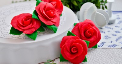 Розы из мастики для торта