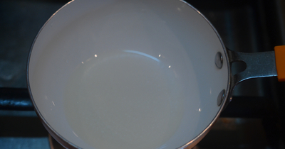 Как подготовить новую сковороду