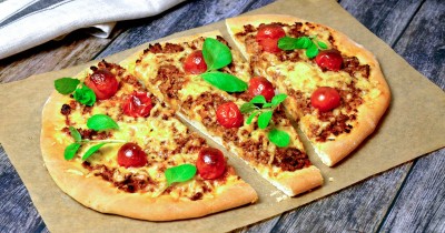 Пицца с фаршем помидорами и сыром в духовке