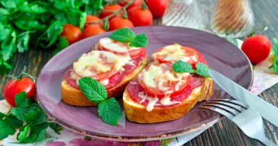 Горячие бутерброды с помидорами колбасой сыром на завтрак