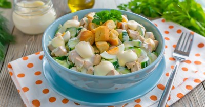 Салат с сухариками и грибами