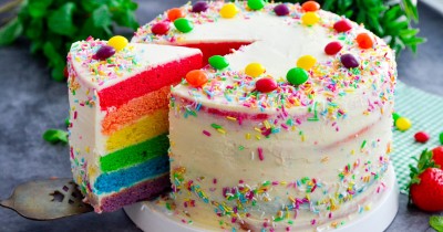 Радужный торт с кремом на день рождения