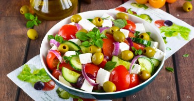 Салат греческий с сыром сиртаки и помидорами классический