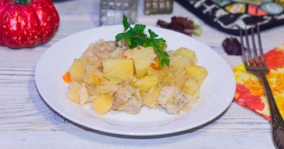Картошка с капустой и мясом в мультиварке