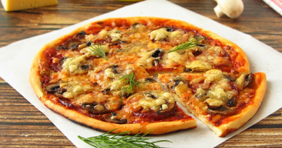 Пицца с грибами колбасой и сыром в духовке