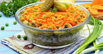Салат с курицей морковью луком и солеными огурцами