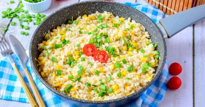Рис с кукурузой и яйцом с соевым соусом на сковороде