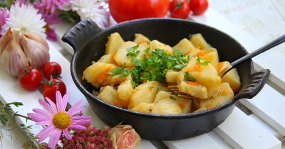 Тушеная картошка с  луком на сковороде